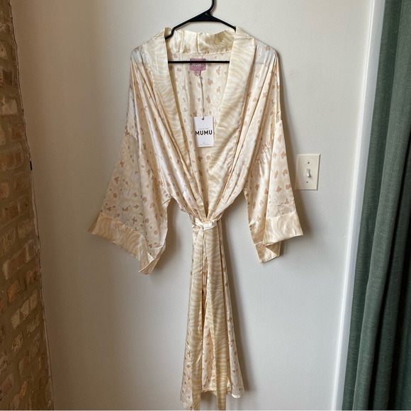 Show me your mumu NWT OS Cream Satin Robe - Picture 1 of 6
